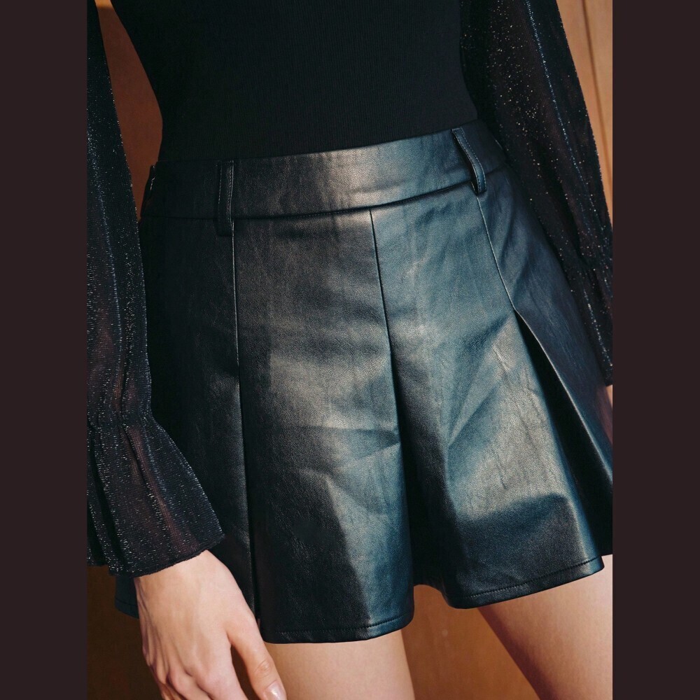 Black Faux Leather Pleated Belt Loop A-Line Mini Short Skorts